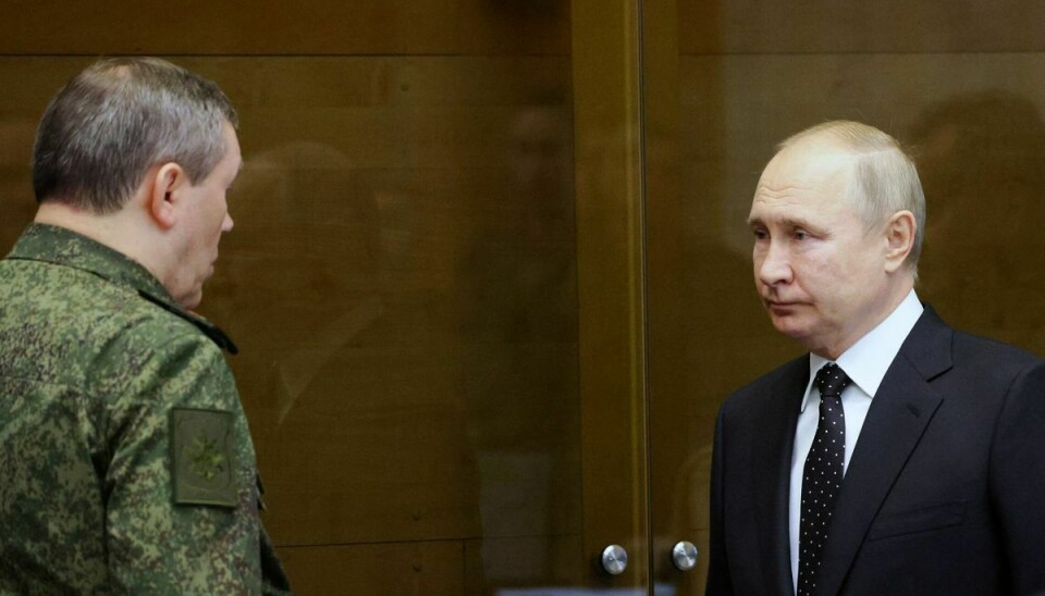 Lederen af Ruslands generalstab, general Valerij Gerasimov, og Vladimir Putin under den russiske præsidents daglange strategimøde fredag med de russiske kommandantar om, hvad der skal være næste skridt i krigen i Ukraine.