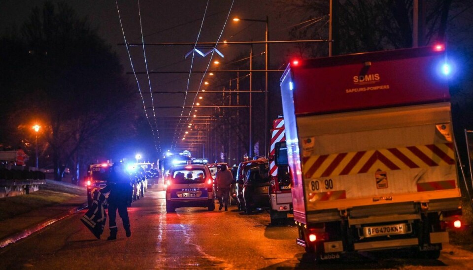 Politi og brandfolk er natten til fredag rykket talstærkt ud til en voldsom brand i en lejlighedsbygning i Lyon-forstaden Vaulx-en-Velin. Branden har kostet ti mennesker livet.