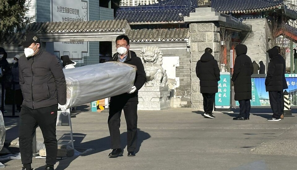Mænd bærer en kiste ud fra et krematorium i den kinesiske hovedstad, Beijing. Mænd bærer en kiste ud fra et krematorium i den kinesiske hovedstad, Beijing.