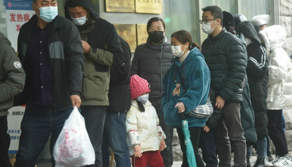 Folk står i kø foran et hospital i Hangzhou i Kinas østlige provins Zhejiang for at blive corona-testet. Det er scener som disse, der forlængst er overstået i Danmark og det øvrige Vesten, hvor de fleste har været effektivt vaccineret og gradvist har tålt den naturlige smitte med virusset i takt med, at nedlukningerne er blevet ophævet.