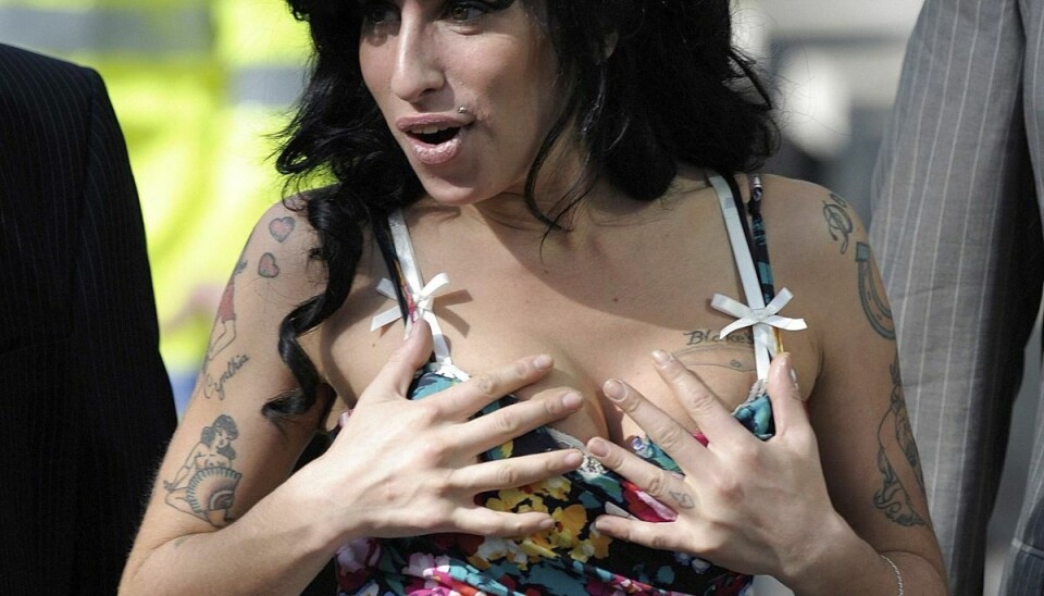 Her ankommer Amy til Retten i London, efter at hun er blevet tiltalt for at have overfaldet en kvindelige fan. Her ankommer Amy til Retten i London, efter at hun er blevet tiltalt for at have overfaldet en kvindelige fan.