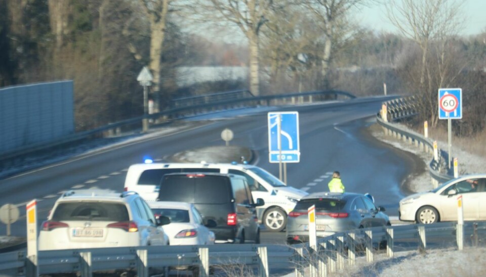 Der er sket et uheld på strækningen, og den er derfor spærret. Der er sket et uheld på strækningen, og den er derfor spærret.