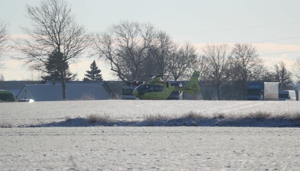 En lægehelikopter er landet ved uheldet. En lægehelikopter er landet ved uheldet.
