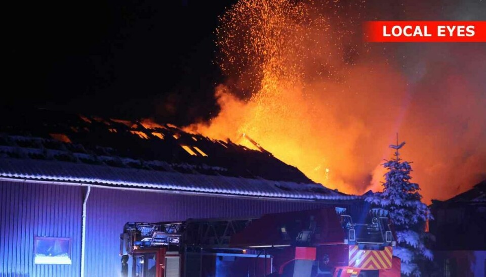Der stod store flammer op fra bygningen, og den er stadig ved at blive slukket. Der stod store flammer op fra bygningen, og den er stadig ved at blive slukket.