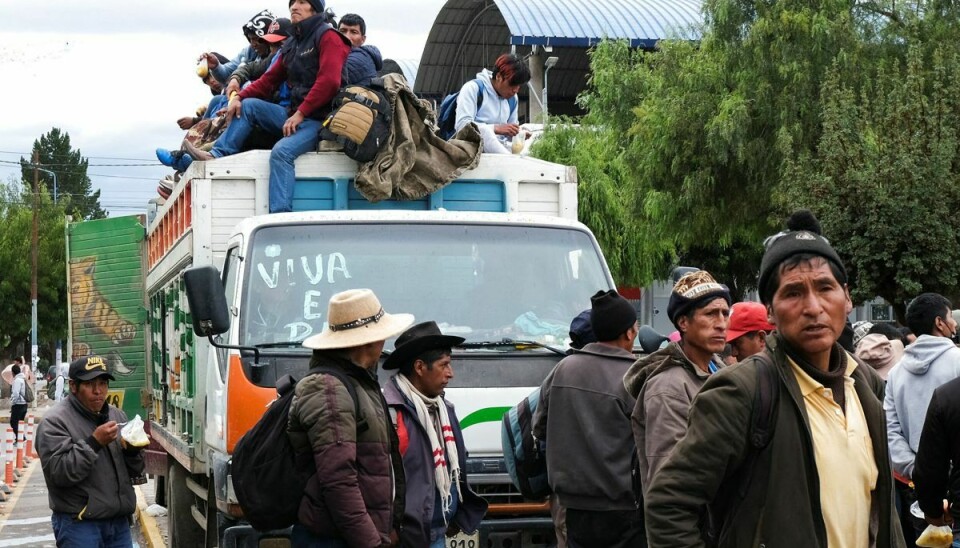 Demonstranter samlet på gaden i Peru, mens protester har spredt sig i landet. Det sker efter afsættelsen og anholdelsen af landets ekspræsident Pedro Castillo.