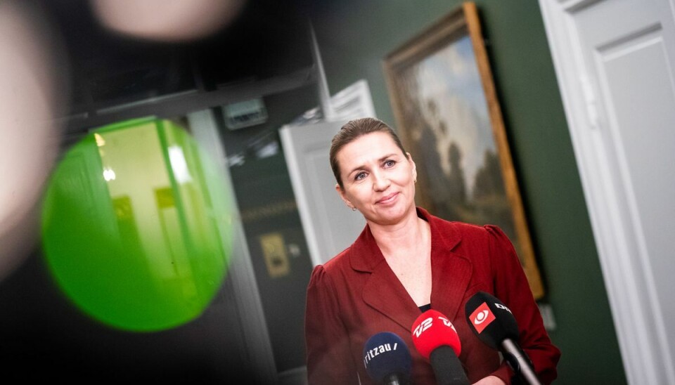 Fungerende statsminister Mette Frederiksen holder nu pressemøde.