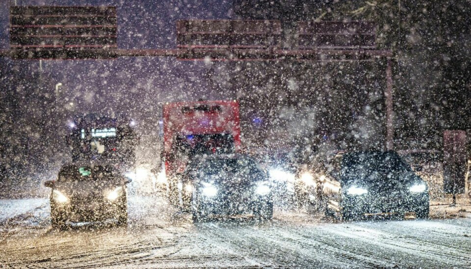Der er risiko for stedvis sne- og rimglatte veje i hele landet, advarer DMI. (Arkivfoto).