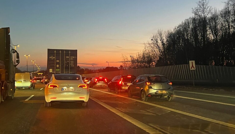 Der er allerede en pæn kø hen mod motorvejskrydset. Der er allerede en pæn kø hen mod motorvejskrydset.