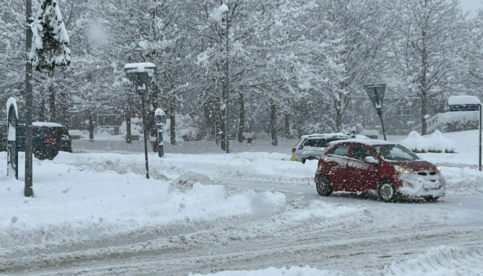 Politiet er til stede i Tinglev, hvor sneen giver problemer for trafikken.