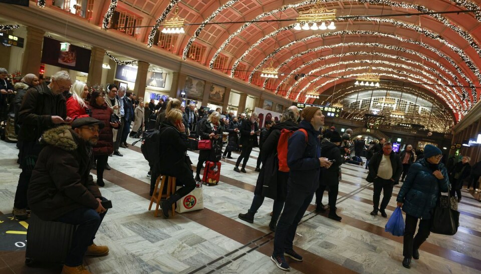 Her er det rejsende på Centralstationen i Stockholm, der kigger langt efter deres tog.