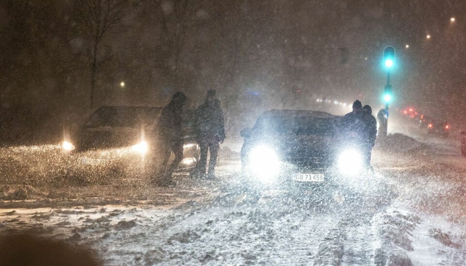 Sneen har lagt sig flere steder i landet. Der er stadig varsel om 20 centimeter sne, men det er mere usikkert, om det vil ramme. Sneen har lagt sig flere steder i landet. Der er stadig varsel om 20 centimeter sne, men det er mere usikkert, om det vil ramme.