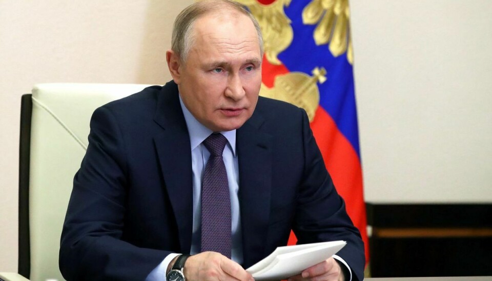 Ruslands præsident Vladimir Putin truer med at drosle olieproduktionen ned - vil ikke sælge til lande, der støtter vestens prisloft på 60 dollar pr. tønde olie.