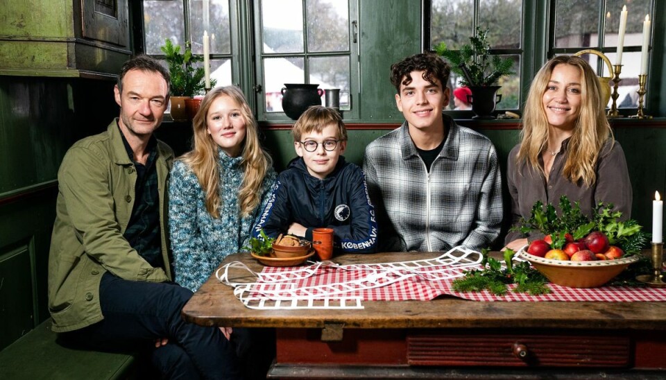 Hele familien Høst ses samlet om middagsbordet. Skuespillerne Anders Brink Madsen og Ditte Ylva Olsen spiller forældre til Karla Larsen Moltsen, Sigurd Moe og Maximillian Hendriques Hale (anden fra højre). (Arkivfoto).