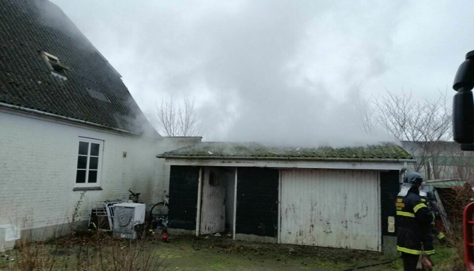 To unge under 15 endte med at sætte ild til en garage, da de lavede bål.