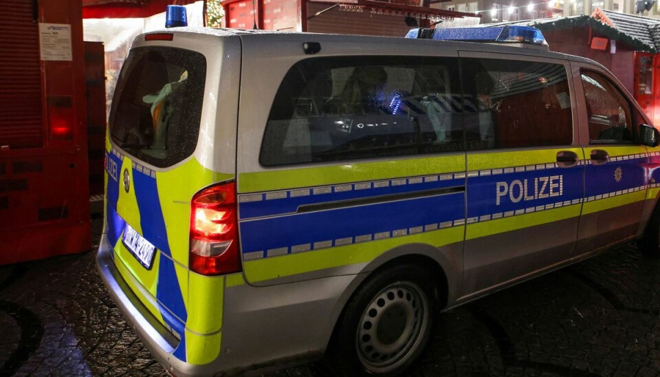 Betjente og efterforskere i dna-dragter arbejdede i timevis på gerningsstedet i Illerkirchberg, hvor en 14-årig pige mistede livet i et knivangreb. (Arkivfoto) Betjente og efterforskere i dna-dragter arbejdede i timevis på gerningsstedet i Illerkirchberg, hvor en 14-årig pige mistede livet i et knivangreb. (Arkivfoto)