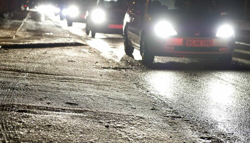 Der er stor risiko for, at vejene mange steder er spejlglatte torsdag morgen. (Arkivfoto)