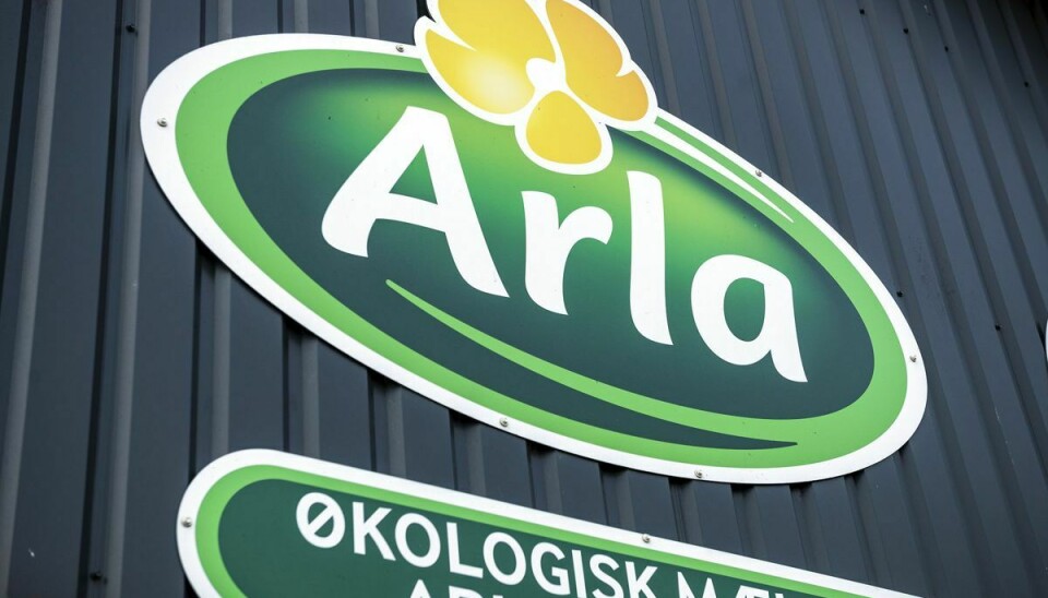 En mand, der arbejdede på Arla i Videbæk ved Herning er død i en arbejdsulykke.