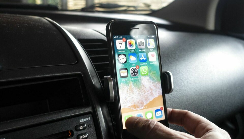 Hold blikket på vejen - og ikke på mobiltelefonen, når du kører bil.