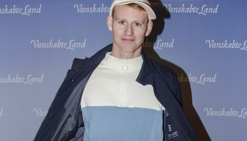 Cyron Melville er på benene igen. Cyron Melville er på benene igen.