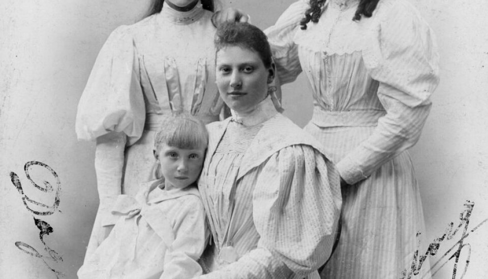 Prinsesse Louise, gift med Friedrich (Frederik red.) af Schaumburg-Lippe, med børnene Ingeborg, Thyra og Dagmar.