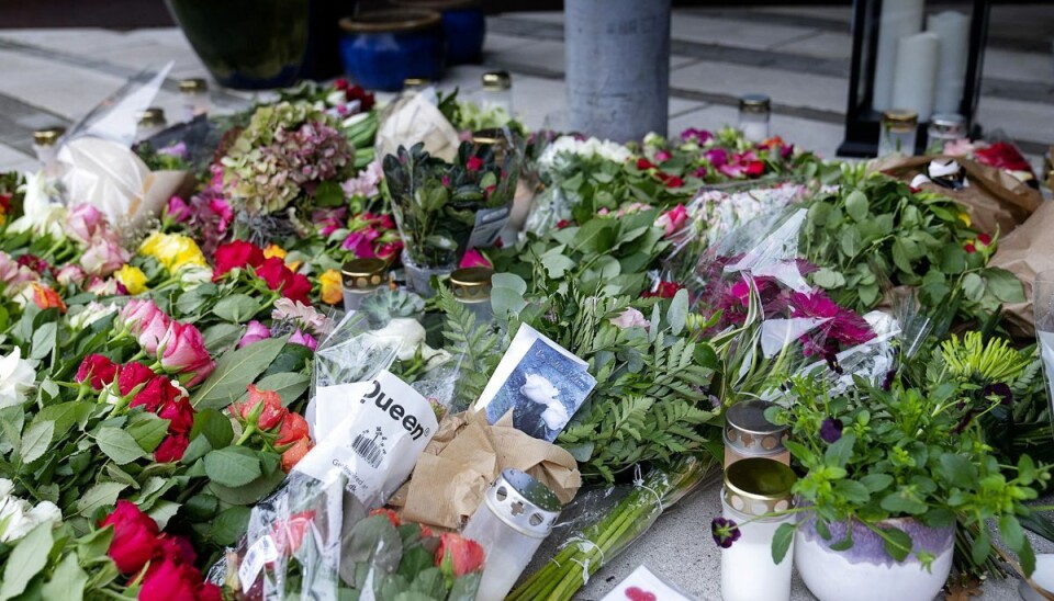 Der blev lagt blomster og stillet lys ved Plejecenter Samsøvej i Holbæk til minde for en 37-årig kvinde, der blev dræbt, da hun fik fri fra arbejde på hjemmet. (Arkivfoto) Der blev lagt blomster og stillet lys ved Plejecenter Samsøvej i Holbæk til minde for en 37-årig kvinde, der blev dræbt, da hun fik fri fra arbejde på hjemmet. (Arkivfoto)