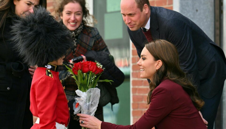 Hertuginde Kate fik overrakt en buket af 'mini-garderen' Henry Dynov-Teixeira på otte år.