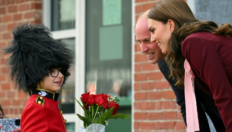 Det var tilsyneladende et stort øjeblik for Henry Dynov-Teixeira, som var iklædt garderuniform, at hilse på hertugparret.