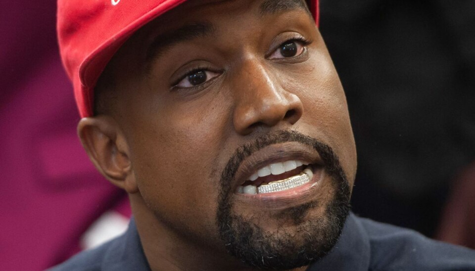 Den amerikanske rapper er blevet smidt af Twitter for at opfordre til vold, lyder det fra Elon Musk. Den amerikanske rapper er blevet smidt af Twitter for at opfordre til vold, lyder det fra Elon Musk.