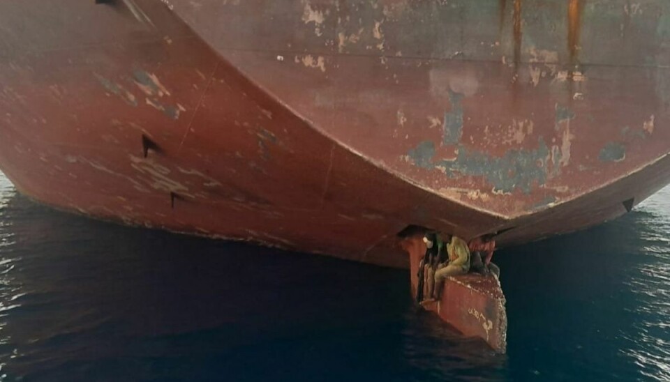 Den spanske redningstjeneste har udsendt dette foto af tre migranter på roret under tankskibet 'Alithini II' nær De Kanariske Øer. De tre migranter blev reddet af den spanske kystvagt mandag, efter en angiveligt 11 dage lang sørejse fra Nigeria, hvor de klamrede sig til roret på tankskibet. Den spanske redningstjeneste har udsendt dette foto af tre migranter på roret under tankskibet 'Alithini II' nær De Kanariske Øer. De tre migranter blev reddet af den spanske kystvagt mandag, efter en angiveligt 11 dage lang sørejse fra Nigeria, hvor de klamrede sig til roret på tankskibet.