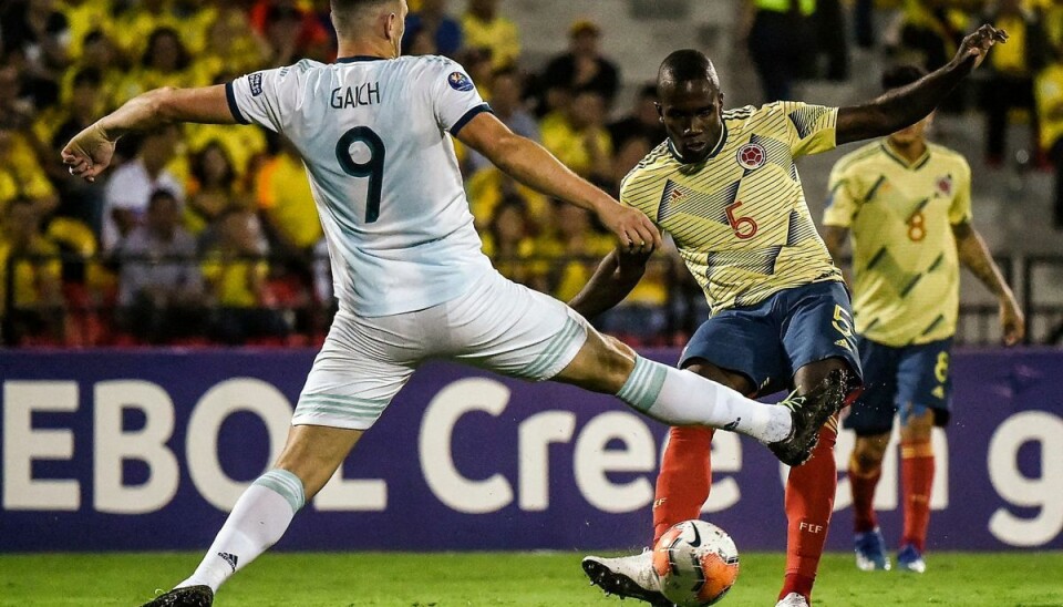 Andres Balanta, i gul spilletrøje og med nummer 5, ses her i en U23 landskamp mellem Colombia og Argentina i 2020. Andres Balanta, i gul spilletrøje og med nummer 5, ses her i en U23 landskamp mellem Colombia og Argentina i 2020.