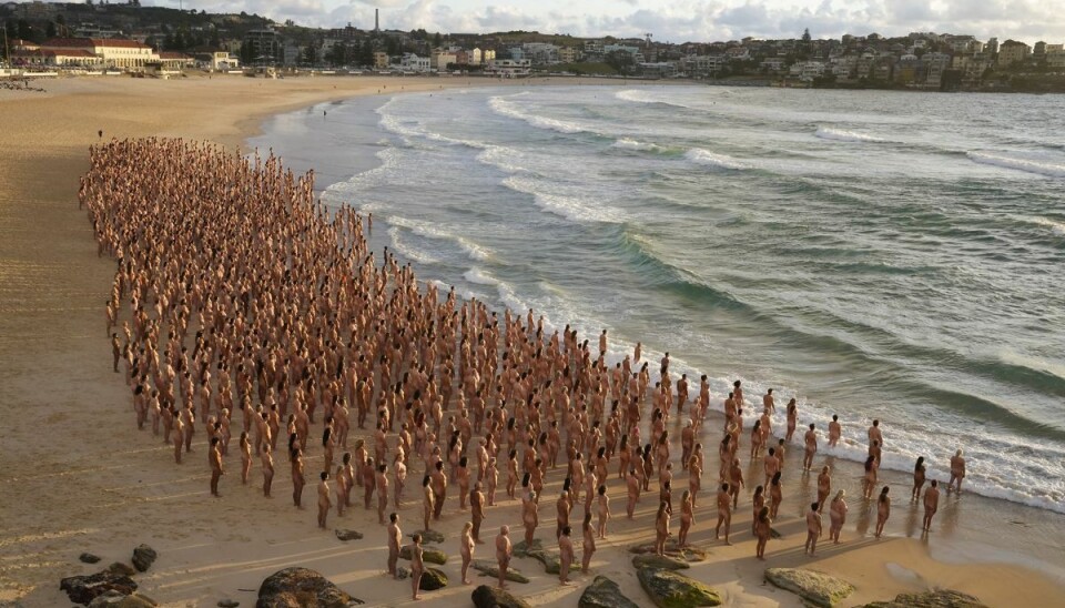 Kunstneren Spencer Tunick håber, at billederne af de mange nøgne mennesker på Bondi Beach kan være med til at minde australiere om jævnligt at blive tjekket for hudkræft. Kunstneren Spencer Tunick håber, at billederne af de mange nøgne mennesker på Bondi Beach kan være med til at minde australiere om jævnligt at blive tjekket for hudkræft.