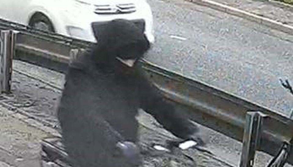 Politiet leder efter denne mand, som er mistænkt i en drabssag. Politiet leder efter denne mand, som er mistænkt i en drabssag.