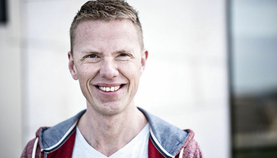 Danmarks Radios mangeårige Melodi Grand Prix kommentator, Ole Tøpholm, bliver by vært på Giro 413.