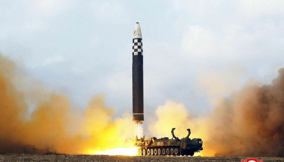 Billede fra 18. november, der viser en testaffyring i Nordkorea af en langtrækkende raket (ICBM). Landets leder, Kim Jong-un, siger, at Nordkorea kan svare igen på et atomangreb, også selv om det skulle komme fra USA.
