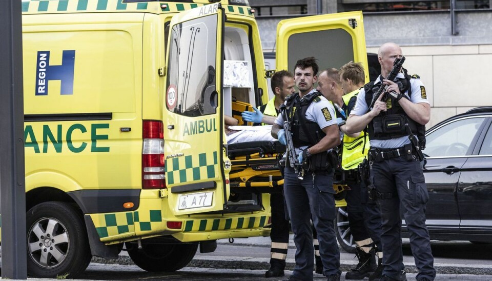 Politiet vogtede en ambulance foran Fields, mens massakren stod på. Politiet vogtede en ambulance foran Fields, mens massakren stod på.