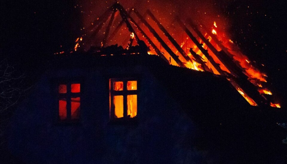 En familie blev ramt af en voldsom tragedie, da deres hus pludselig stod i flammer.