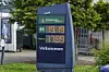 I juni nåede benzinprisen tæt på 20 kroner, men i dag betaler man kun omkring 14 kroner for den samme liter. (Arkivfoto).