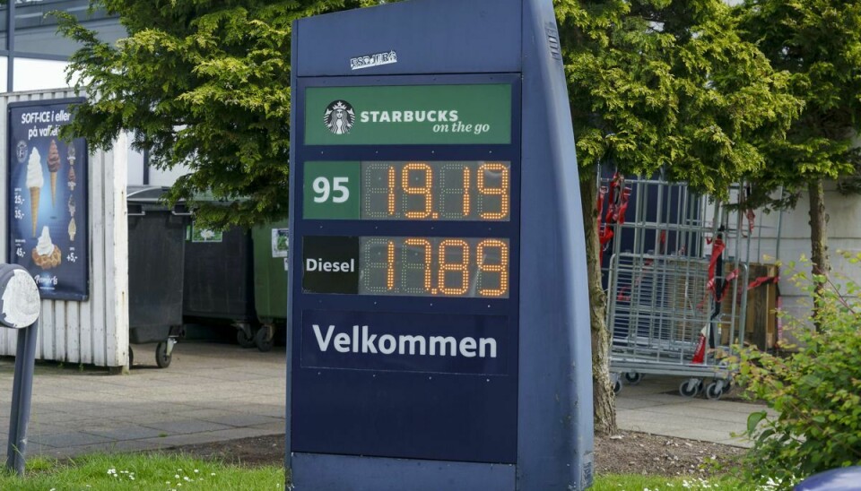 I juni nåede benzinprisen tæt på 20 kroner, men i dag betaler man kun omkring 14 kroner for den samme liter. (Arkivfoto).