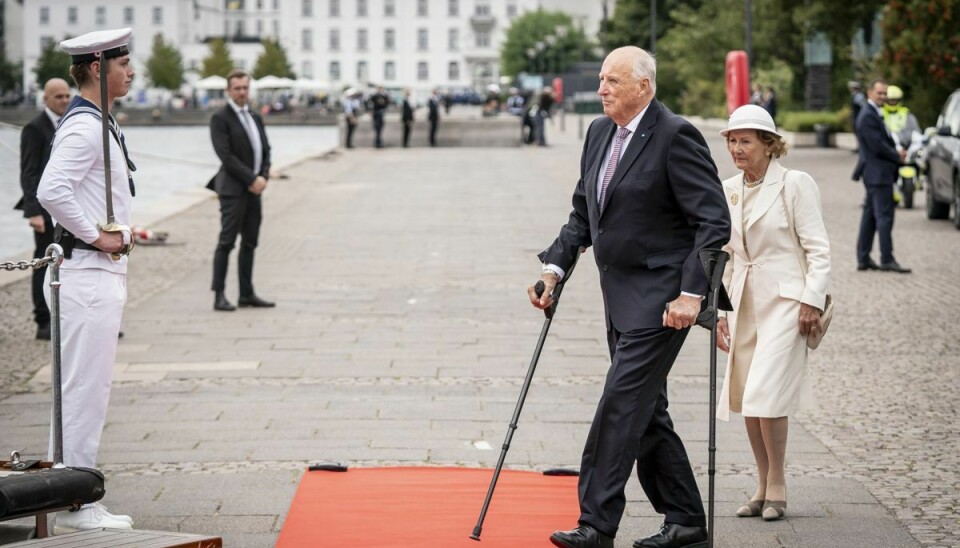 Kong Harald 5. og Dronning Sonja ankommer til frokostarrangement på Kongeskibet Dannebrog under fejringen af dronningens 50-års regeringsjubilæum i København søndag den 11. september 2022.