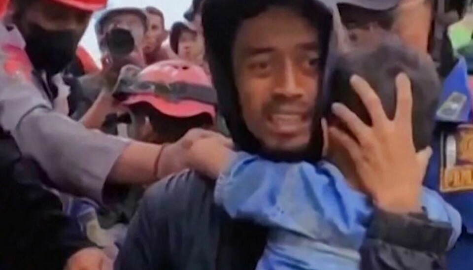 Video af redningsaktionen af en seksårig dreng viser en redningsarbejder holde ham i sine arme.