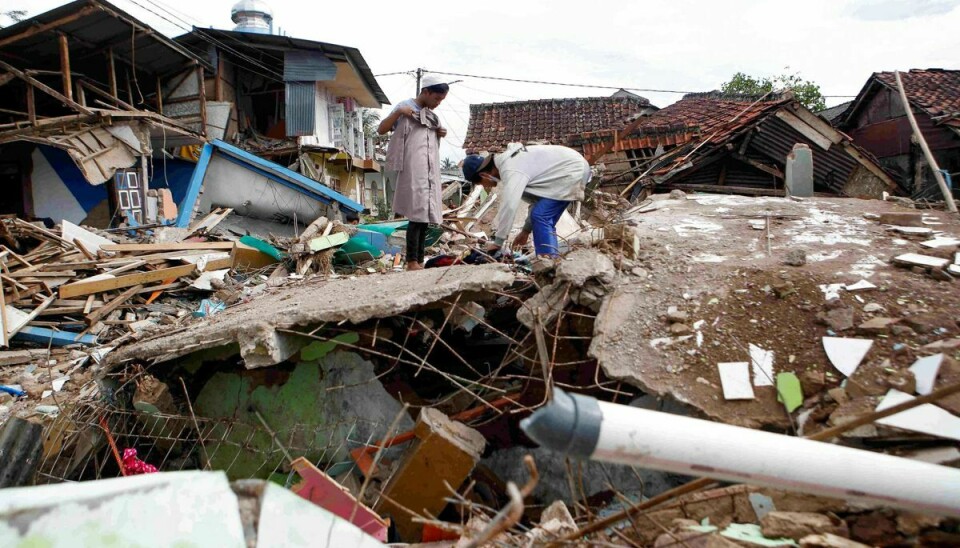 Mange hjem er ødelagte, efter at et jordskælv ramte øen Java i Indonesien mandag.