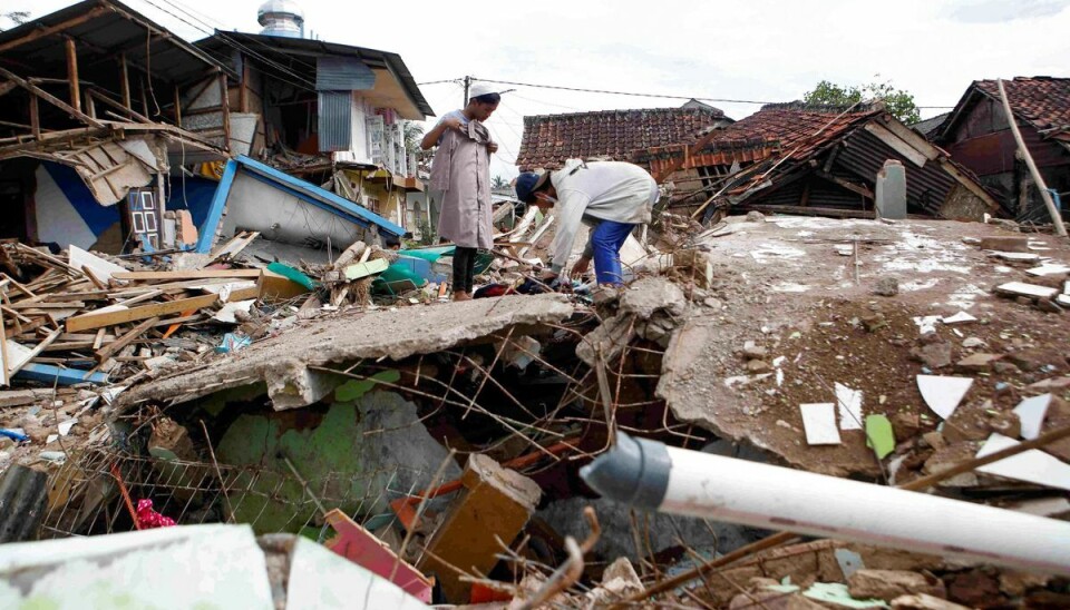 Mange hjem er ødelagte, efter at et jordskælv ramte øen Java i Indonesien mandag. Mange hjem er ødelagte, efter at et jordskælv ramte øen Java i Indonesien mandag.