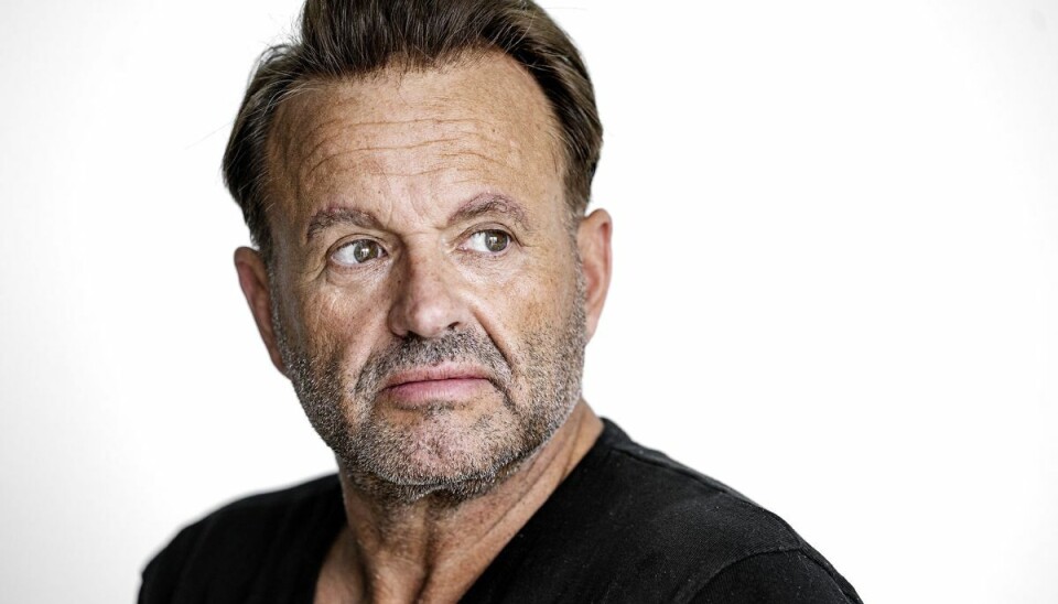 Den 1. november mistede Dennis Knusen sin blot halvanden måned gamle datter Naomi. Nu ønsker han hende foreviget tæt på sit hjerte af en tatovør. Den 1. november mistede Dennis Knusen sin blot halvanden måned gamle datter Naomi. Nu ønsker han hende foreviget tæt på sit hjerte af en tatovør.