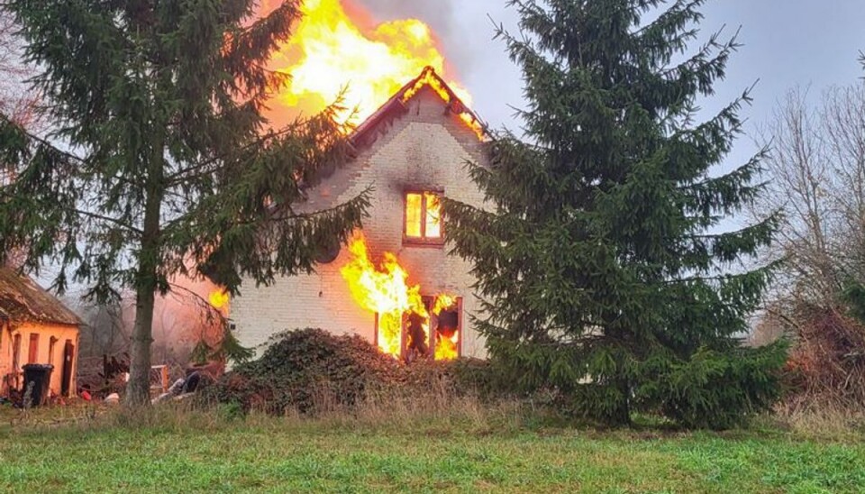 Huset på Krarupvej i Stenstrup på Sydfyn er helt overtændt.