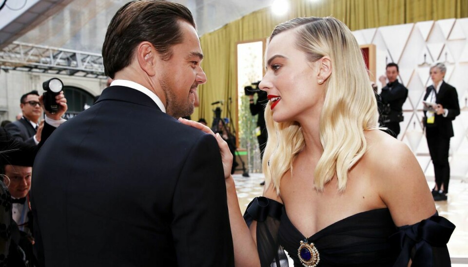 Margot Robbie ses her sammen med Leonardo DiCaprio ved Oscar Award- uddelingen i 2020.