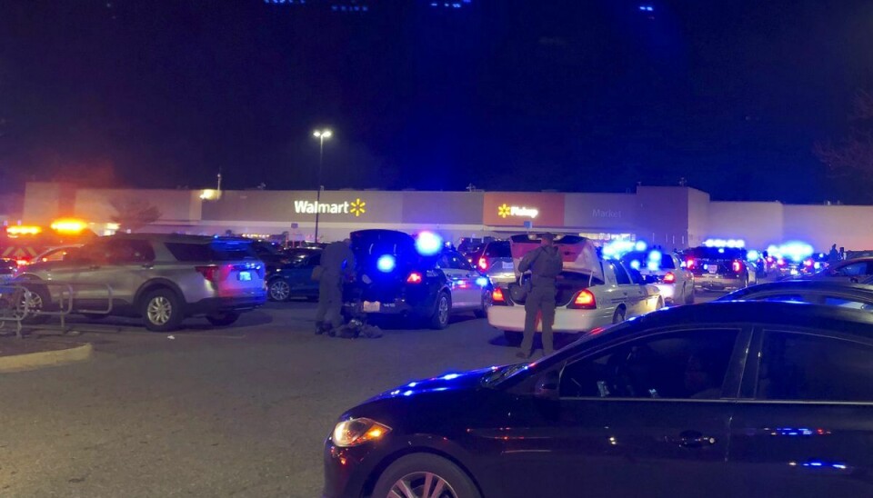 Politiet massivt til stede ved supermarked, hvor der i nat var masseskyderi.
