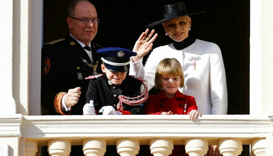 Fyrstefamilien hilser på folket fra balkonen på paladset i Monaco.