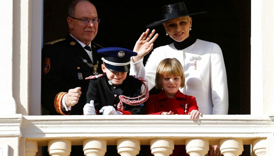 Fyrstefamilien hilser på folket fra balkonen på paladset i Monaco.