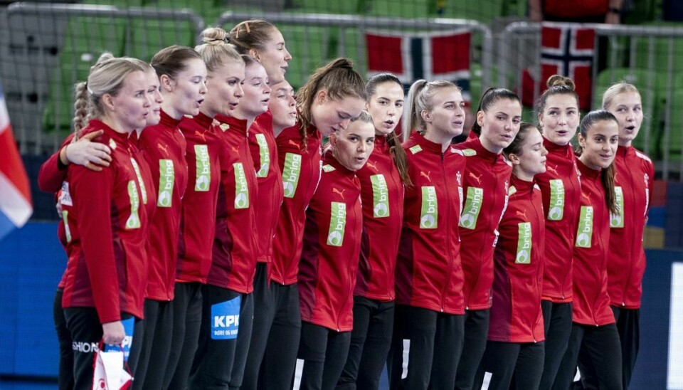 De danske spillere under nationalsangen før EM kvindehåndboldkampen i mellemrunden mellem Danmark - Norge i Ljubljana i Slovenien, onsdag den 16. november 2022.