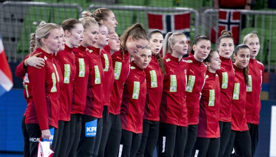 Følg håndbold-EM LIVE: Danmark - Montenegro De danske spillere under nationalsangen før EM kvindehåndboldkampen i mellemrunden mellem Danmark - Norge i Ljubljana i Slovenien, onsdag den 16. november 2022.